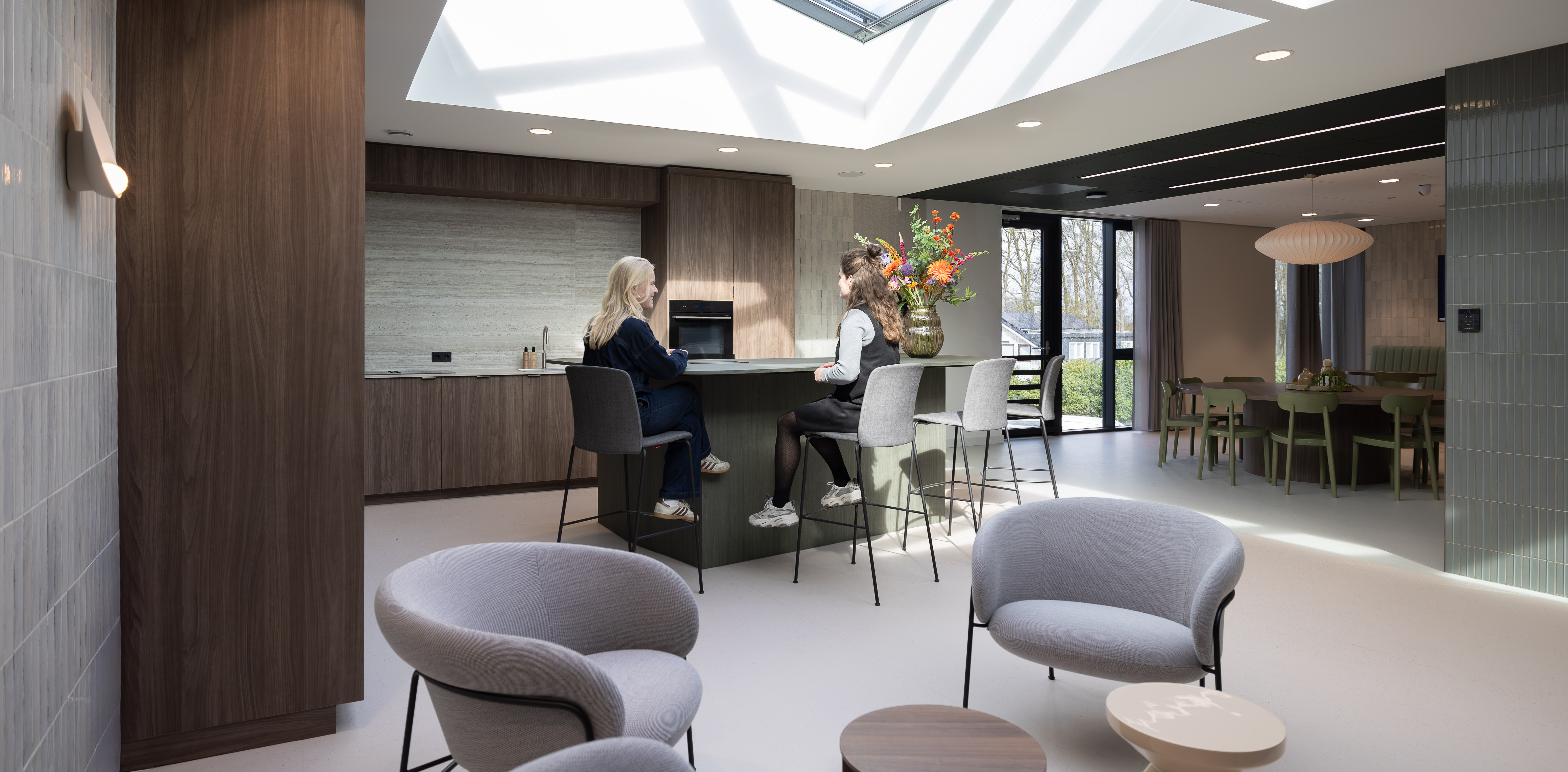 Moderne, lichte werkomgeving met flexibele werkplekken en groen