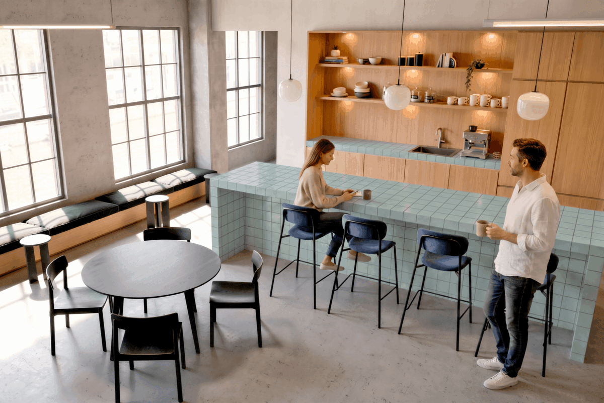 Creative Urban interieur met flexibele werkplekken en kleuraccenten