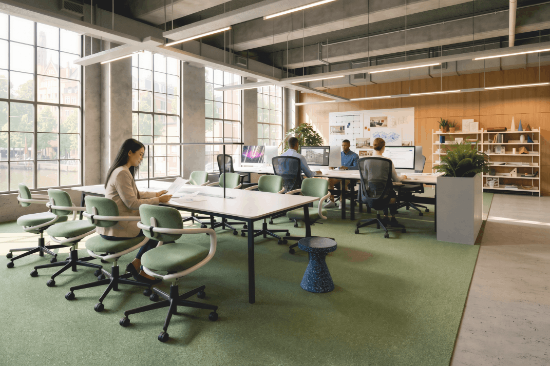 Creative Urban interieur met flexibele werkplekken en kleuraccenten