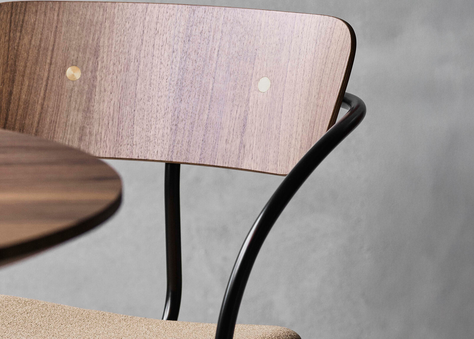 Refined Modern meubelcollectie met warme materialen en houten details