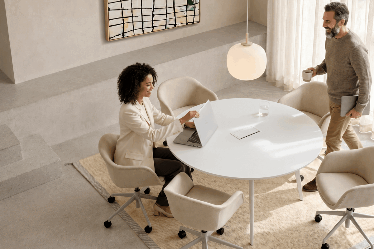 Calm Collective interieur met lichte werkplekken en natuurlijke materialen