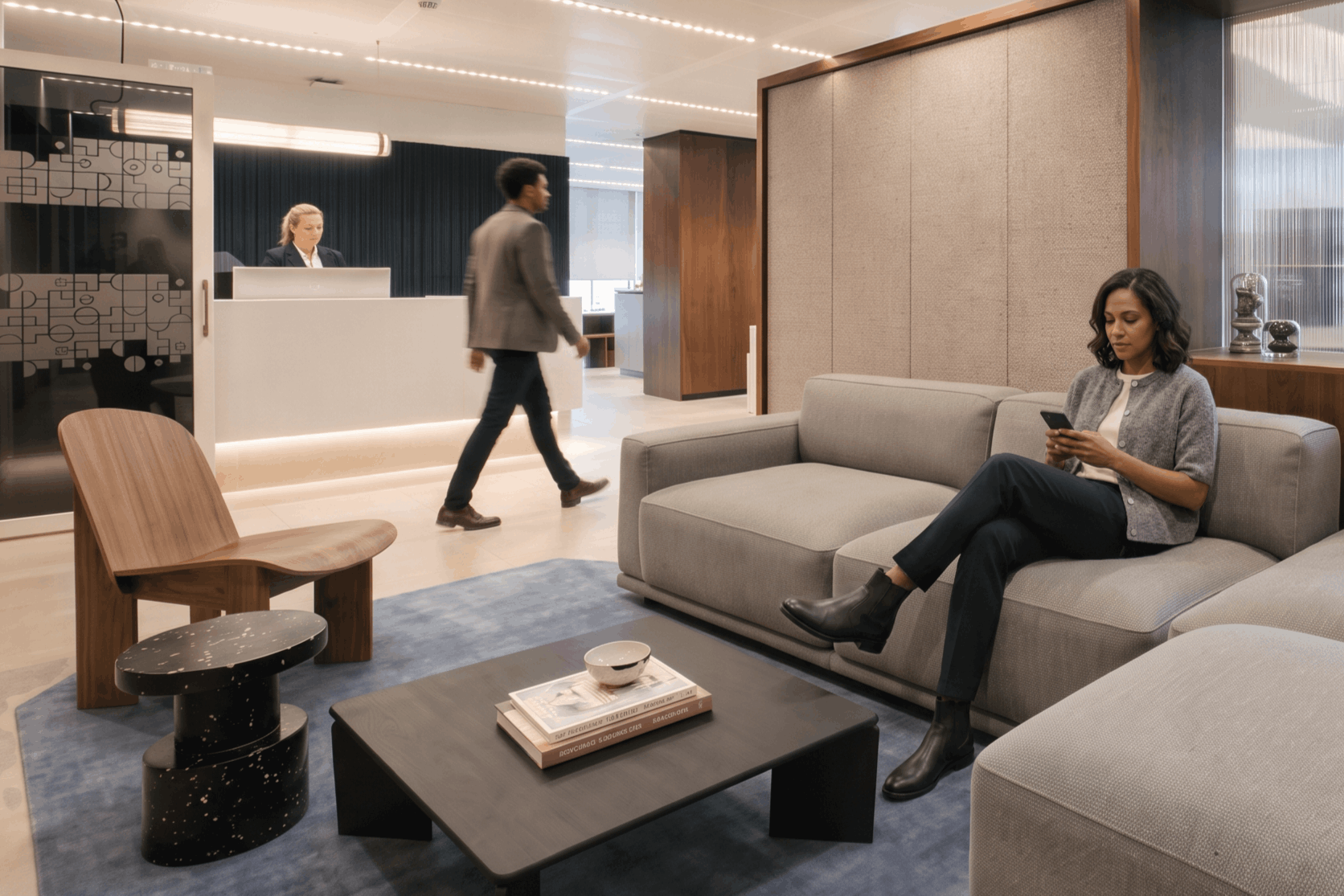 Refined Modern kantoorinterieur met warme houttinten en werkplekken